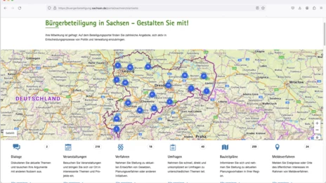 Ein Screenshot von der Startseite des Sächsischen Beteiligungsportals, auf der unter anderem eine Sachsenkarte zu sehen ist, auf der die Vorhabensorte von unterschiedlichen Beteiligungen markiert sind.