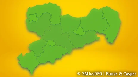 Vor einem gelben Hintergrund ist eine grüne Sachsenkarte abgebildet, auf der die Umrisse der Landkreise und kreisfreien Städte eingezeichnet sind.