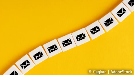 Vor gelbem Hintergrund sind kleine weiße Quadrate aneinander gereiht, auf denen schwarze Icons von Briefumschlägen zu sehen sind.