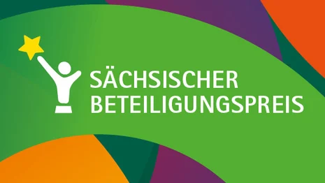 Vor einem Hintergrund mit verschiedenfarbigen Flächen sind das Logo des Sächsischen Beteiligungspreises und der Schriftzug "Sächsischer Beteiligungspreis" abgebildet.